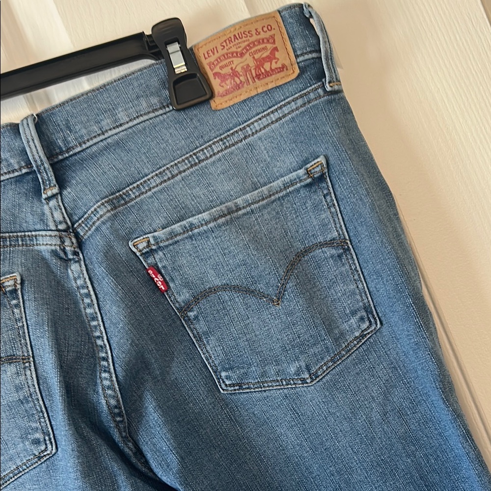 EUC Levis 312 Shaping Slim Blue Jeans